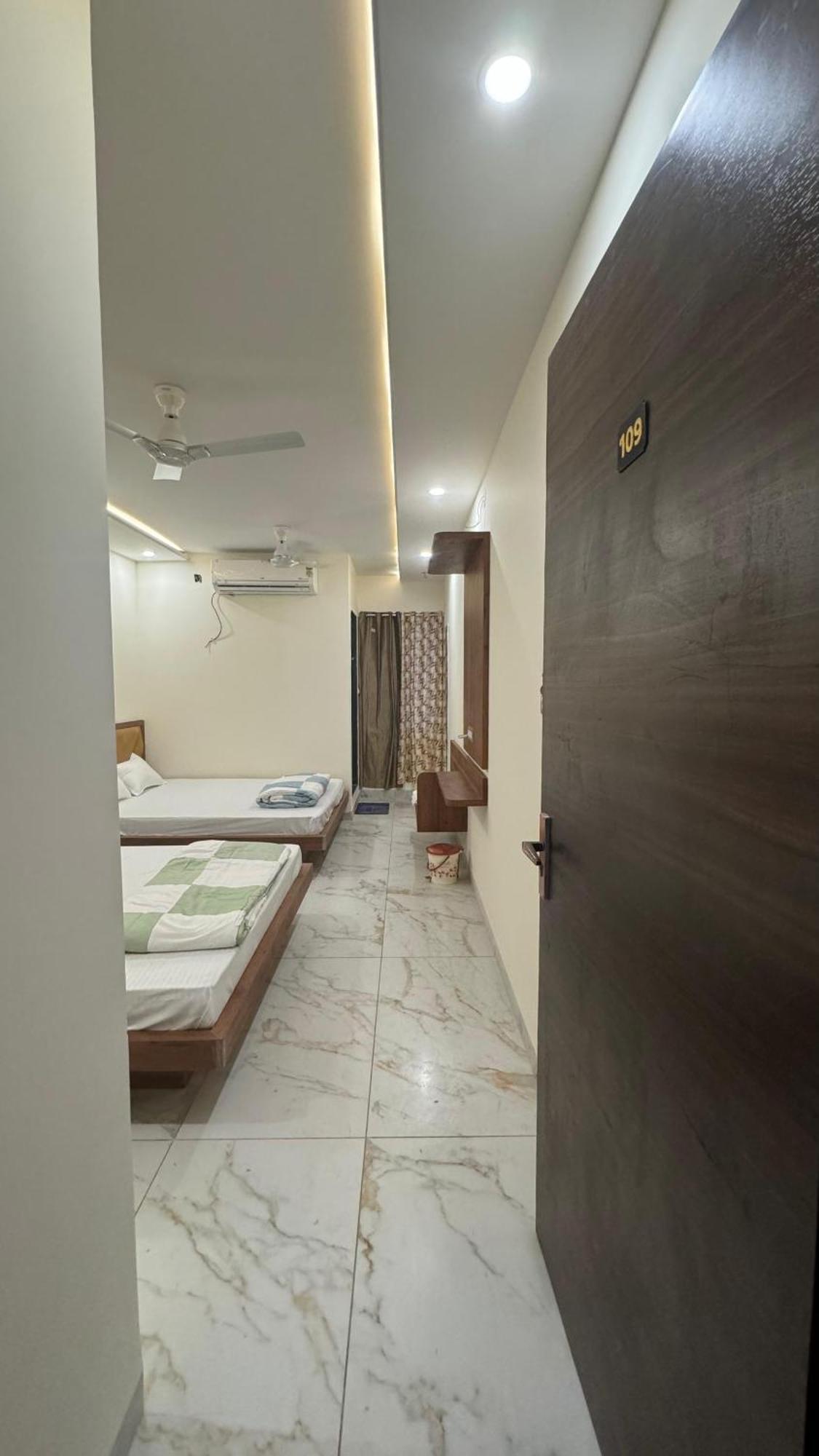 Hotel Prakasham Ujjain Exterior foto