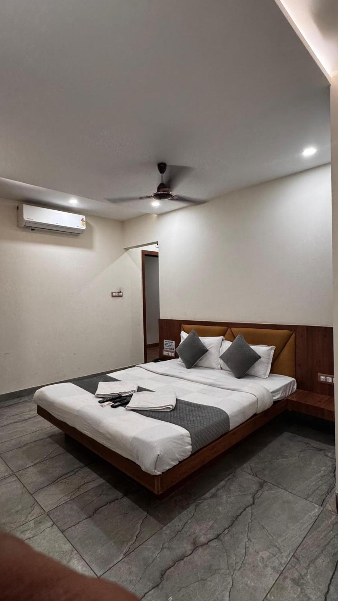 Hotel Prakasham Ujjain Exterior foto